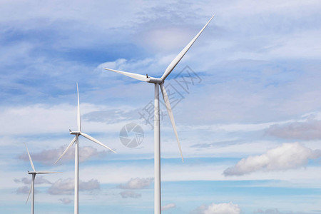 蓝天背景下风力发电站的白色风力涡轮机替代自高清图片