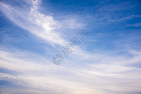 蓝色天空有自然云多云假日概图片