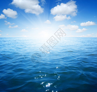 蓝色的大海和天空上的太阳背景图片