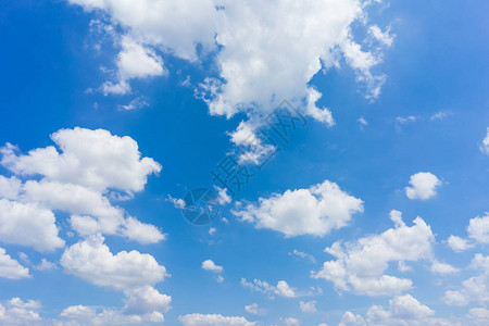 美丽的蓝色天空和云图片