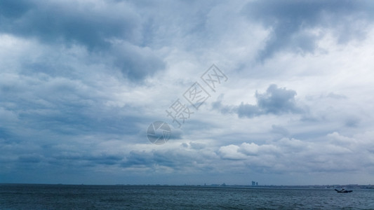 天空和大海中的蓬松雨云图片