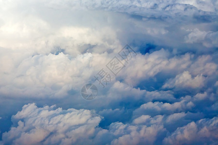 飞机板上的空中云景图片