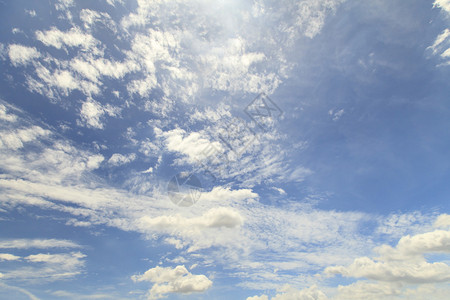 蓝天背景纹理上的白云图片