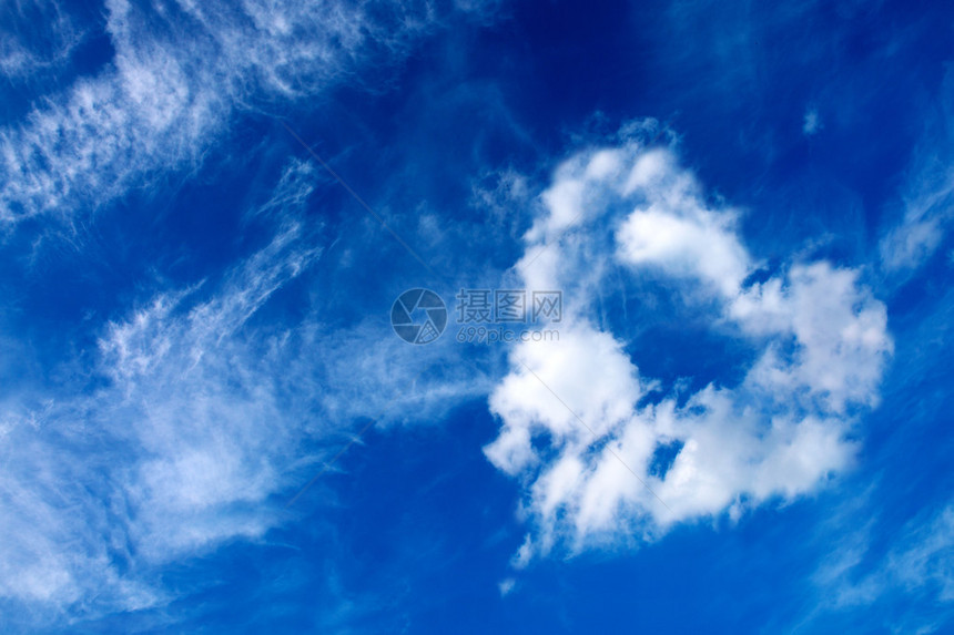 蓝天背景蓝色天空中的白云从天空的图片