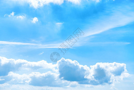 自然背景的白云和蓝天图片