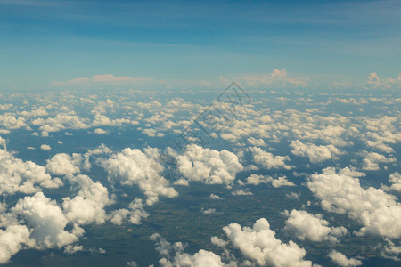 在飞机上俯瞰云层和蓝天图片
