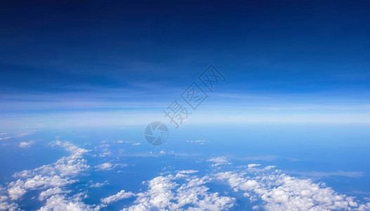 从飞机上的高角度看天空图片