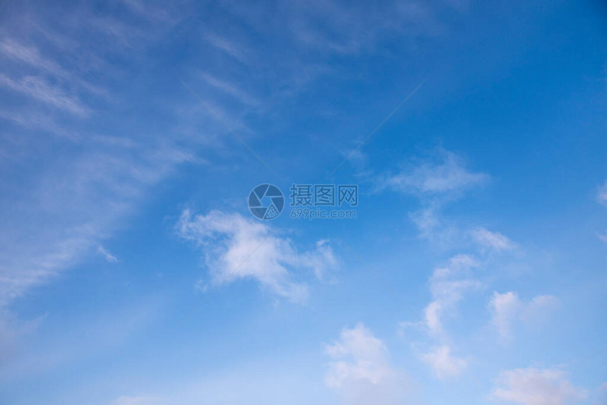 蓝色天空上美丽的笔云条浅图片