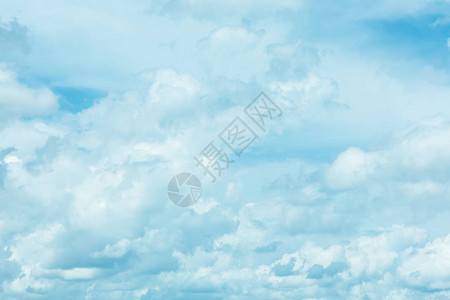清白的云和美丽的蓝天图片
