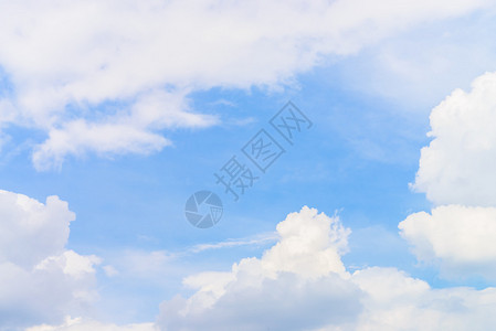 在蓝天的蓬松云彩图片