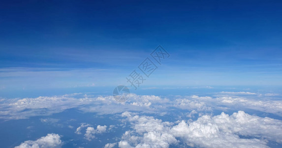 从飞机上的高角度看天空图片