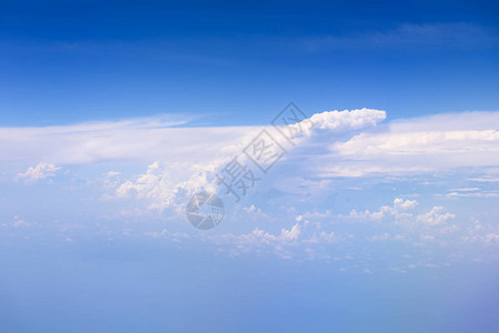 大白云和蓝天空背景图片