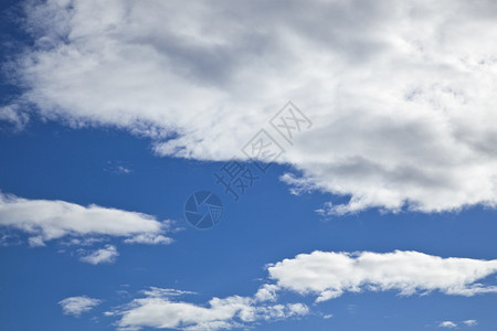 蓝天和风暴云图片