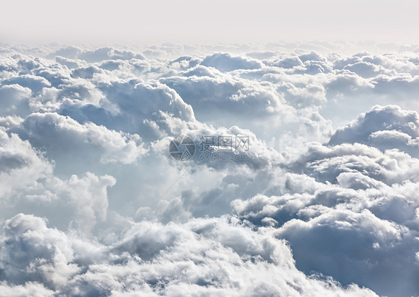 美丽的天空与云彩从云上方的飞机图片