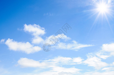 与云彩和太阳背景的蓝天图片