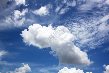 云和晴朗的蓝天气自然图片