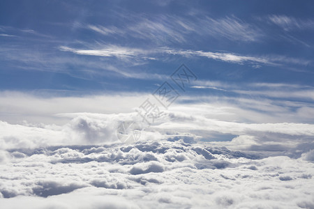 云层飞行上空的云和蓝图片