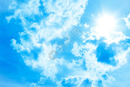 蓝天白云和春天或夏天的太阳图片