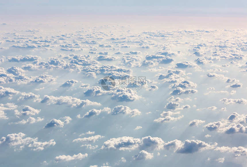 美丽的天空与云彩从云上方的图片