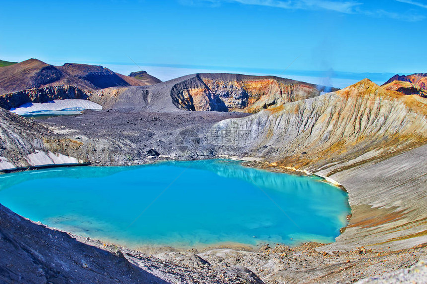 帕拉穆希尔岛上埃贝科火山斜坡的全景酸湖位于火山口和被雾覆盖的海峡后面的山顶俄图片