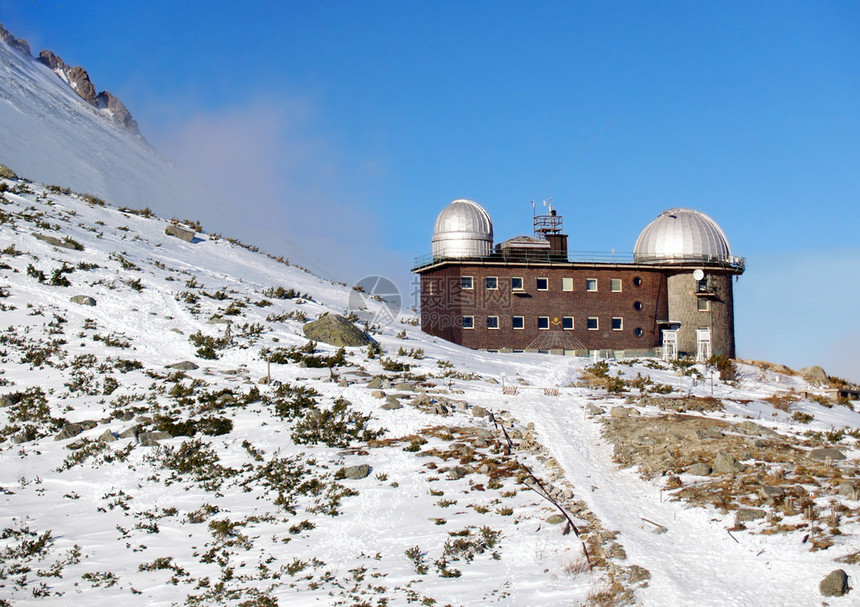 冬季景观与Lomnicky峰下方的天文台该天文台位于斯洛伐克高塔特拉山海拔1788米的落基山湖图片