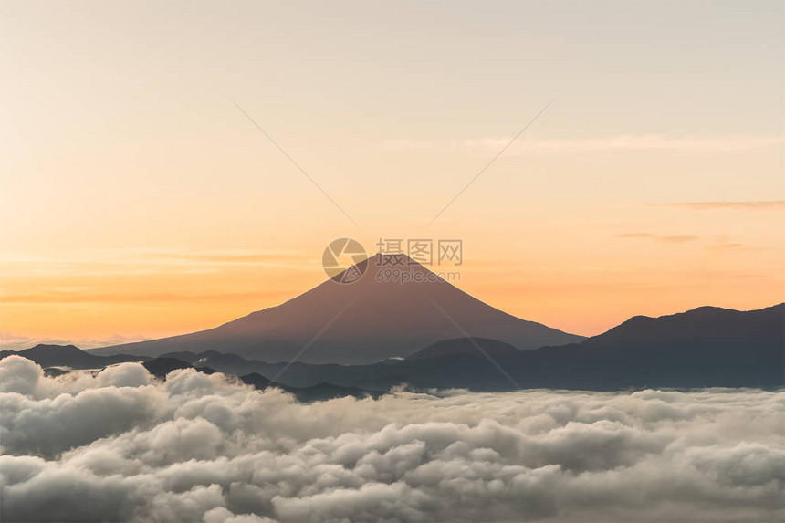 富士山与蓬松的云彩在夏天图片