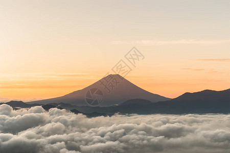 富士山与蓬松的云彩在夏天图片