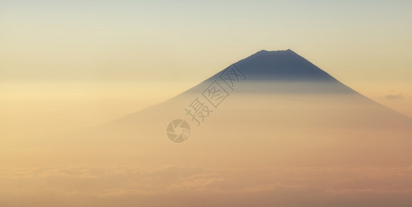 富士山顶和美丽的日出天空图片