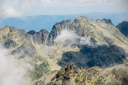 覆盖云雾的岩石山脉风景斯洛伐图片