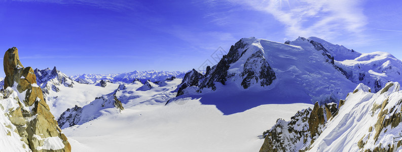 勃朗峰和霞慕尼南针峰的景色图片