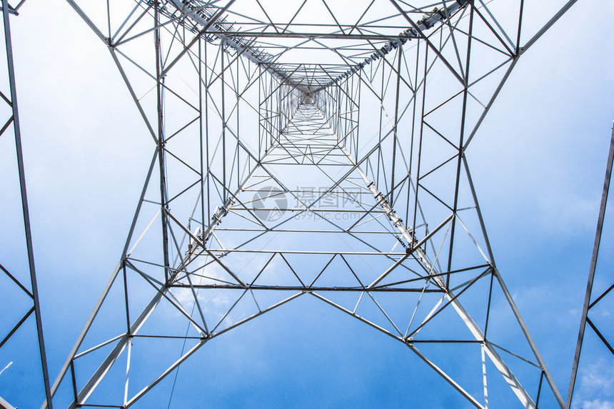 电信塔它的特点是由钢制成的高塔用于图片
