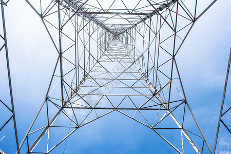 表征电信塔它的特点是由钢制成的高塔用于背景