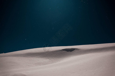 夜星空的白雪覆盖着高山景色图片