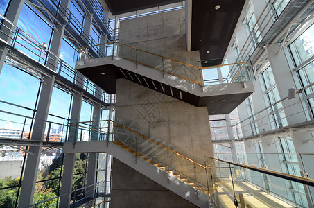 现代办公楼的梯间图片
