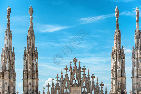 意大利米兰广场著名的迪奥莫迪米兰大教堂屋顶上的白图片