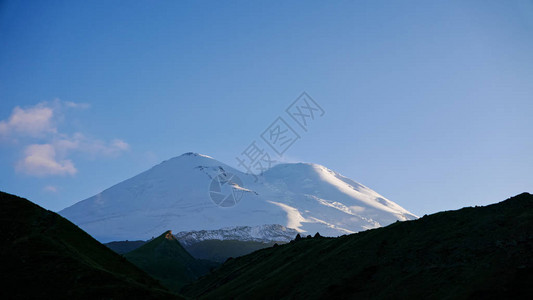 日落时雪封顶的Elbrus山峰KabardinoBalkaria图片