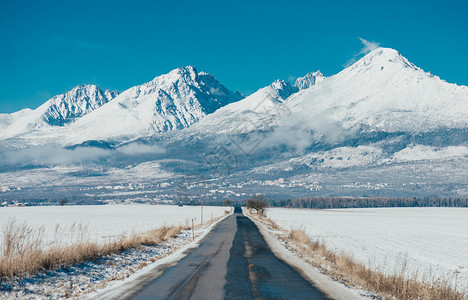 道路和积雪的山图片