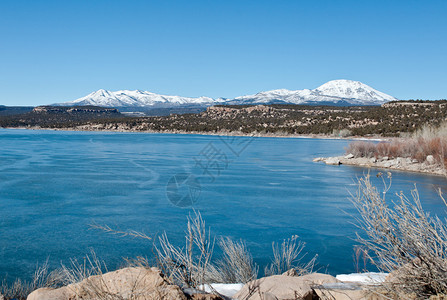 1月在犹他州驾车美丽的风景冰冻的湖泊和雪图片