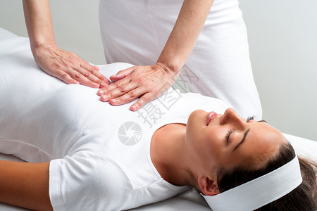 治疗师用手压着女人胸部图片