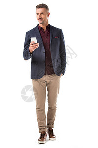 穿着夹克的时尚男子使用智能手机望图片
