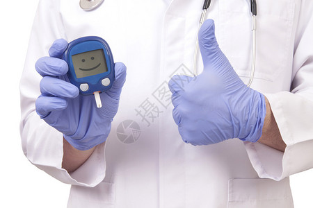 医生持有血糖表并显示有确定标志但图片