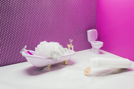 小型浴室内有实际尺寸卫生用品的图片