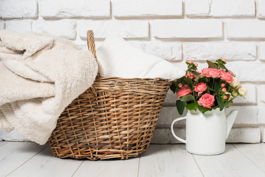 一束粉红玫瑰装在老式搪瓷咖啡壶和篮子里图片