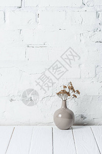 白色砖墙附近的陶瓷花图片