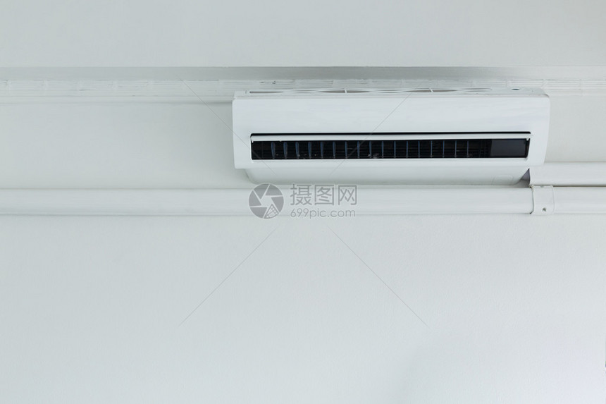 在白色墙壁房间的凉快的空调系统图片