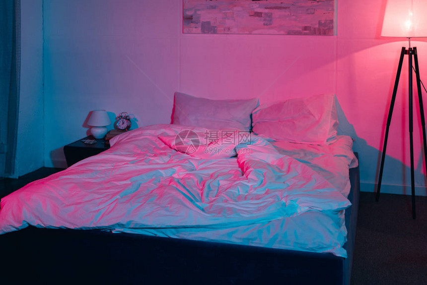 现代空荡的卧室晚上有红蓝灯图片