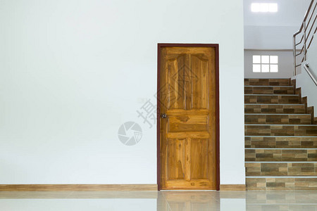 带木门和楼梯的白色空房间内部图片