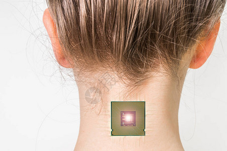 在女人体内植入脊髓微芯片未来的技术和图片