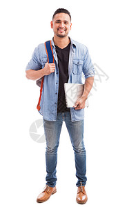 一名青年男子用笔记本电脑和背包上学图片