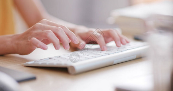 在电脑键盘上打字的女人图片